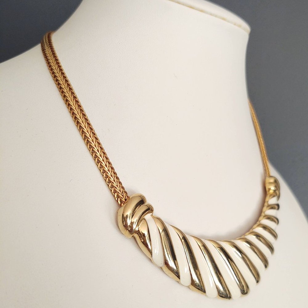 Vintage cream enamel and gold necklace - Picture 4 of 13